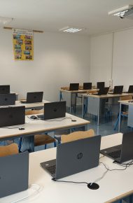 Un'aula con circa 20 PC portatili